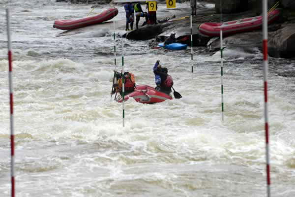 Team 1 sprint to the finish on the slalom course